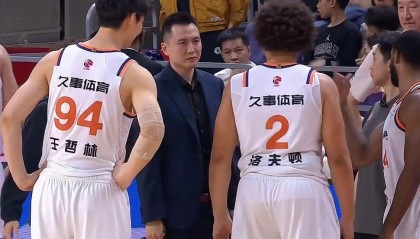 开云-上海男篮14连胜，卢伟赛后发言体现智慧，洛夫顿引卢伟不满被喷！